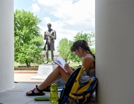 学生在林肯雕像前的图书馆外学习