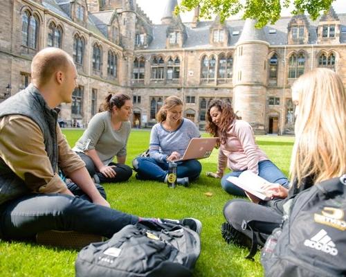 格拉斯哥的一群学生坐在公园里体验出国留学